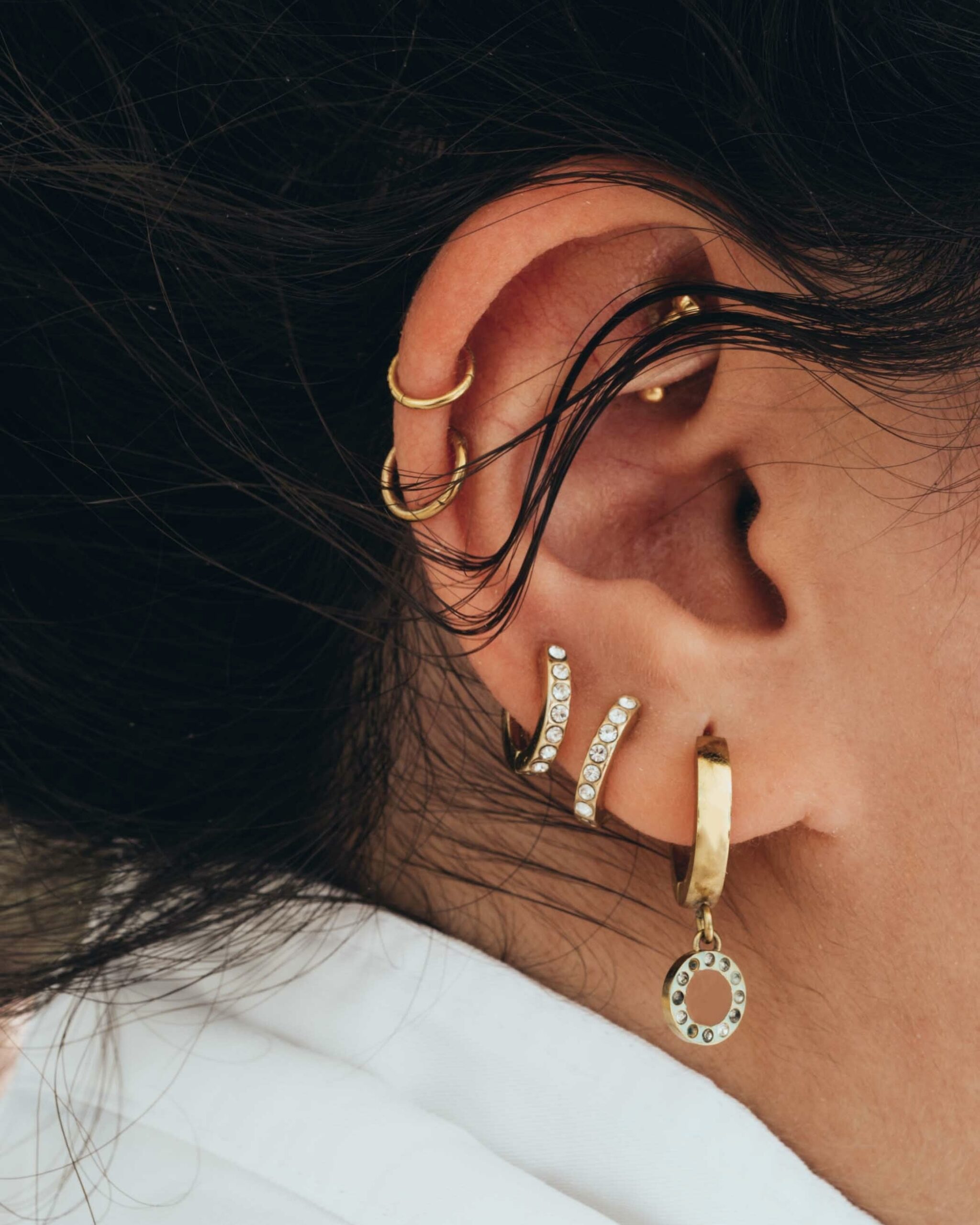 what-are-huggie-earrings-and-how-to-wear-them